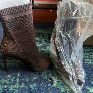 Steve Madden Tan Box